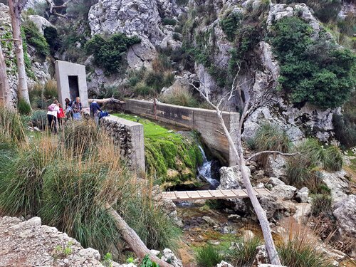 Crossing over the torrent of L'Ofre towards Cornador Gran