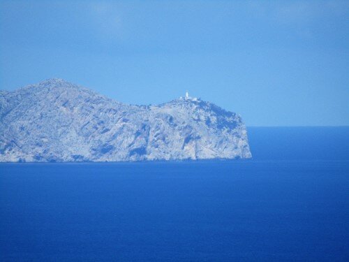 Der Formentor Leuchtturm in der Ferne