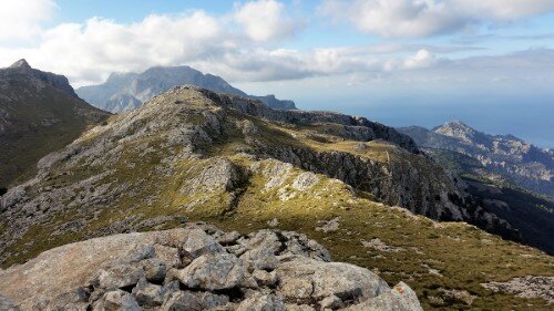 Aussicht vom Gipfel vom Puig d'en Galileu zum Puig Major